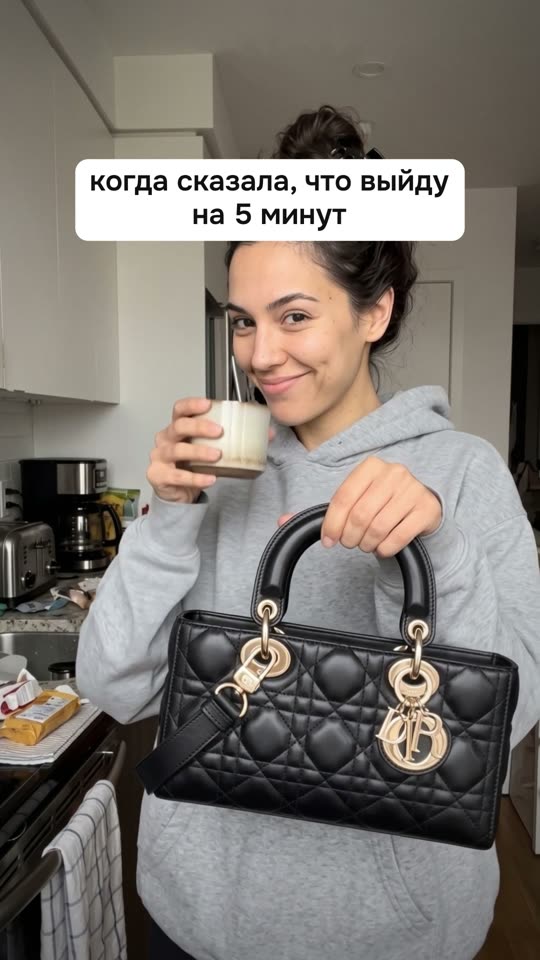 AI-ролик в формате UGC: девушка с сумкой